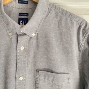 GAP Men's Light Gray Casual Button-Down Shirt